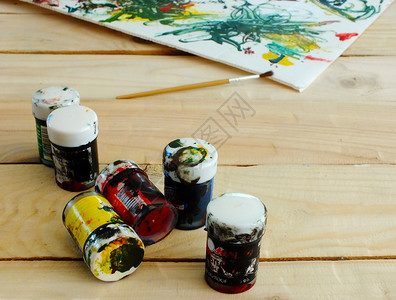 丰富多彩的刷子将水色设在木制桌上艺术图片