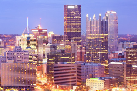 美国宾夕法尼亚州匹兹堡市中心商业区摩天大楼的详情黄昏北美国人背景