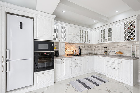 耳内清洁家烹饪现代白色木制厨房内在豪华住宅中的现代白色木制厨房内的设计图片