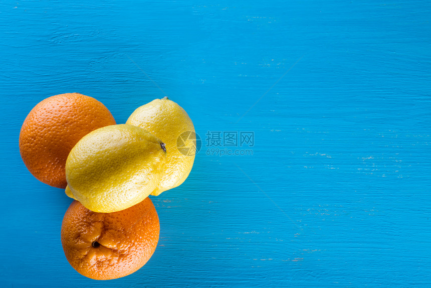 蓝木桌上的橙子和柠檬夏月仍然活着从新鲜天然食物顶端概念中射杀蓝木桌上的橘子和柠檬饮食自然素主义者图片