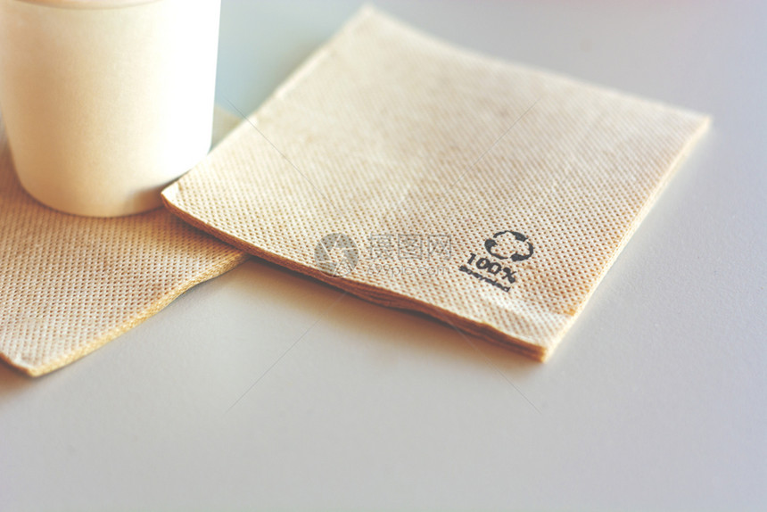 用再生纸制成的可用餐巾纸环境保护和生态学毛巾回收咖啡店图片