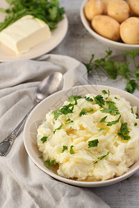 菜泥一盘土豆用融化的黄油浇满了马铃薯泥用青菜填满一顿饭饮食的图片