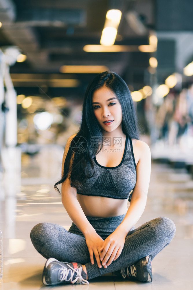 合身时尚参加体操室内健身俱乐部和康俱乐部的亚洲妇女有运动设备具健身背景体育锻练设备强的图片