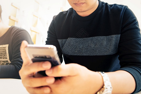 多媒体数字的联系在智能手机上的新信息男人在看移动电话检查子邮件或的人图片