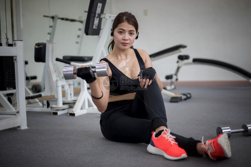 年轻的普拉提体操健身运动康生活方式概念以软为着重点在健身锻炼中肌肉和健身练健康生活方式概念女孩图片