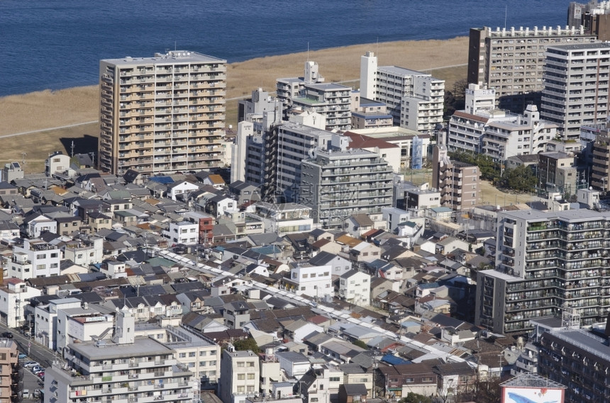 活的沿大阪河一带传统和现代的日本人住房在大阪河沿岸的传统和现代日本人住房观光稠密图片