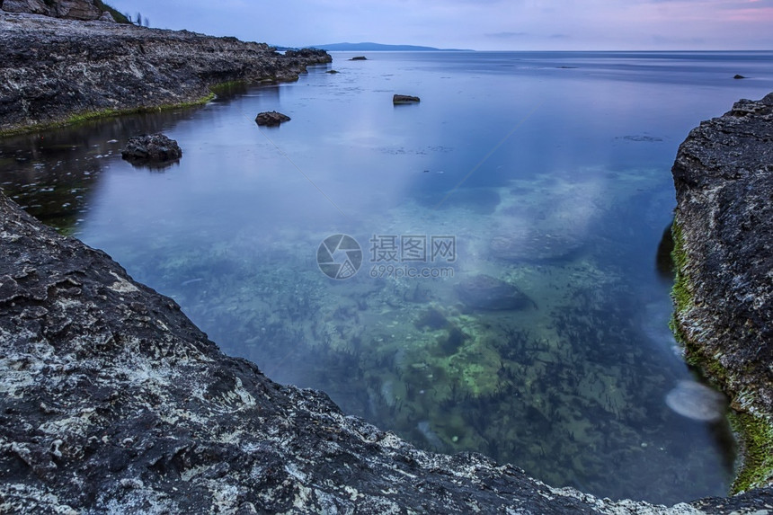 在岩石海岸的小型湾中自然环境背景和平日落保加利亚图片