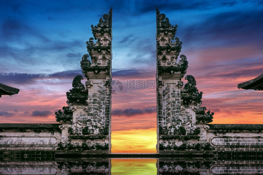 印度尼西亚巴厘LempuyangLuhur寺庙门亚洲人著名的日落图片