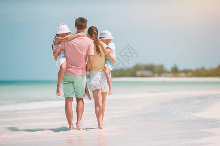 成人绿松石暑假海滩上的幸福家庭暑假海滩上的快乐家庭女孩图片