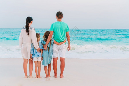 户外父母爸暑假海滩上的幸福家庭暑假海滩上的快乐家庭图片