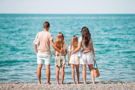 夏天女母亲暑假海滩上的幸福家庭暑假海滩上的快乐家庭图片