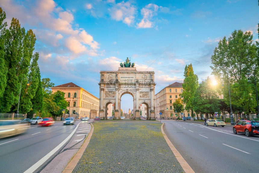 慕尼黑的西格斯托胜利门德国在门上的文字表示巴伐利亚人在这里旅行拱历史图片