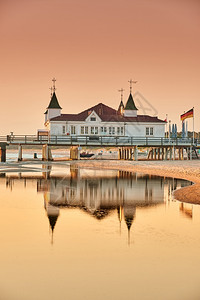 老的假期曾经清晨在黄海沙滩和日出时见Ahlbeck码头图片