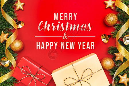 圣诞礼物和松树红底有X马装饰品喜庆的假期装饰图片