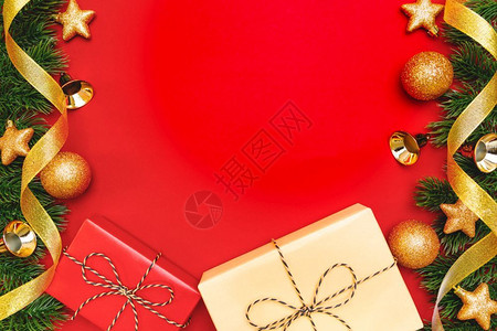 圣诞礼物和松树红底有X马装饰品圣诞节假期盒子高清图片