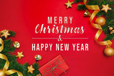 喜庆的装饰圣诞礼物和松树红底有X马装饰品手图片