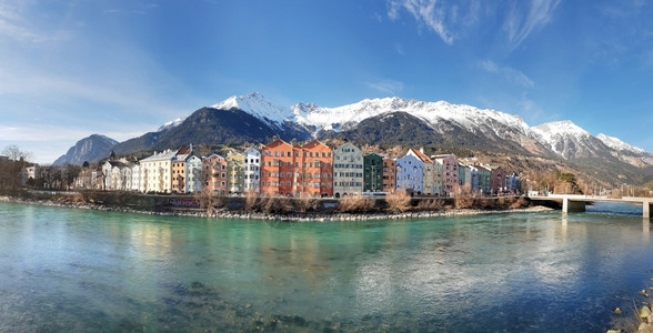 Innsbruck的全景与Inn河一带多姿彩的房屋冒险旅店水图片