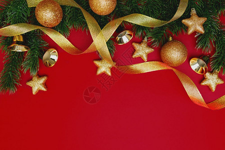 圣诞松树红底有X马装饰白色的风格手图片