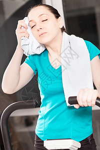 任务健身工作室里的女人在洗脸时外出手术后疲劳累健康的美丽图片