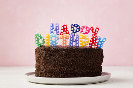 甜点庆典现代的带有巧克力蛋糕可爱蜡烛的巧克力蛋糕图片
