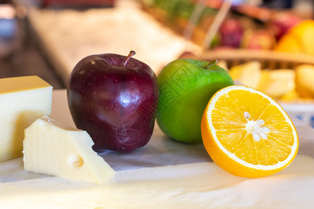 木板苹果可口不同种类的起司桌上有新鲜水果图片