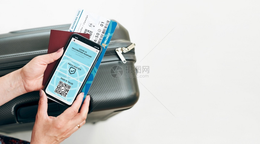 游客手拿护照和疫情通行码出游图片