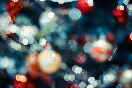 圣诞彩旗圣诞节树上的抽象颜色模糊装饰球和光线字符串带有bokeh浅背景冬假季节十二月黄色的夜晚背景