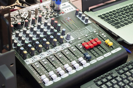 音乐家按钮细节专业音频搅拌器和乐设备上用于声音混器控制的详细调整键盘图片