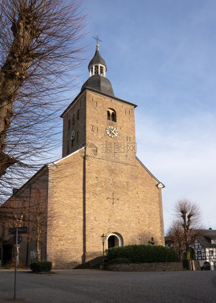 德国伯吉切斯地蓝天的林德拉旧教堂建造蓝色的筑学图片