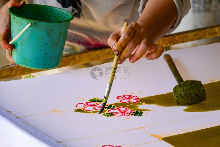 吉里洛约艺术蜡在布料上涂水彩色以制造BatikMakeBatik油漆传统电棍图片