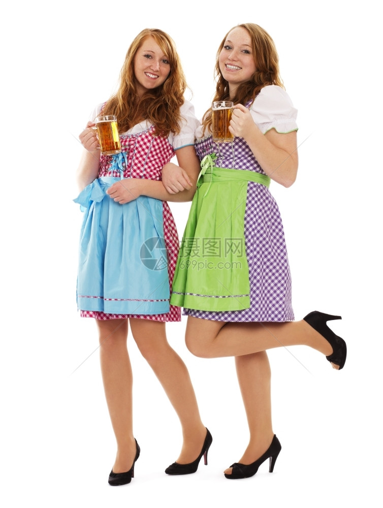 文化女士饮料两个喝啤酒的巴伐利亚妇女两个喝啤酒的巴伐利亚妇女在白色背景图片