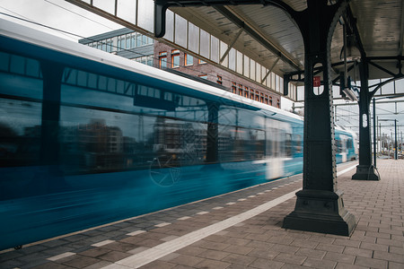 斯德哥尔摩火车站高速电列停的冷淡运动速连科蓝色的背景图片