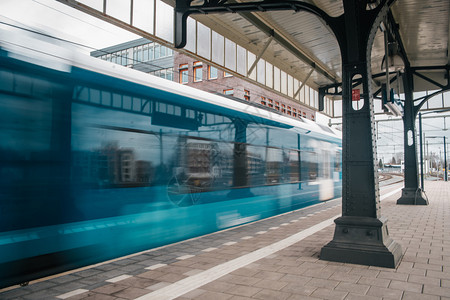 运输动态的快速地火车站高电列停的冷淡运动背景图片