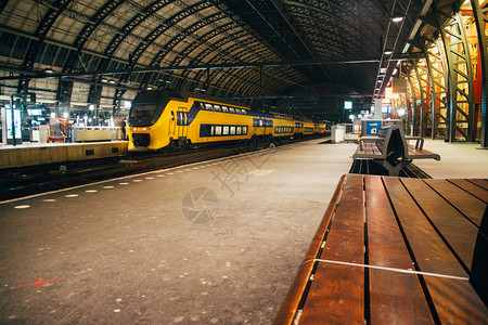 城市间客运输火车列城市的旅行平台图片