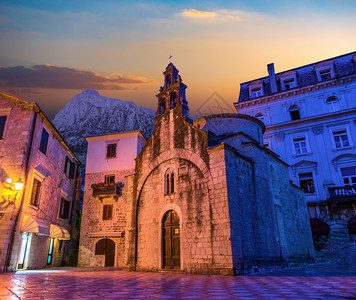 建筑学古老的日出在科托尔圣卢克教堂黑山圣卢克教堂镇图片