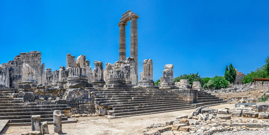 文化希腊语旅游阿波罗寺在土耳其的Didyma阳光明媚的夏日全景土耳其的Didyma阿波罗寺图片