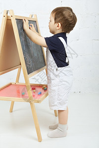 黑板画画在黑板上画画的小男孩背景