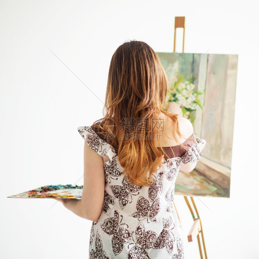 印象派描绘白色背景下妇女画在Canvas上女士图片