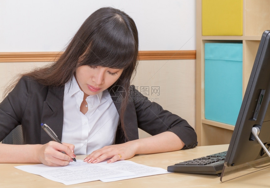 套装在办公桌台撰写中文女作吸引人的衬衫图片
