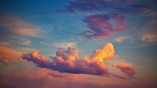 黎明天空在日落浪漫背景概念下蓝天上美丽的多彩云朵图片