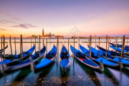 船游客Gondolas与意大利威尼斯圣乔治马吉奥雷教堂吸引力图片
