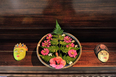 戏服木桌上的爪哇面具传统抽象图片