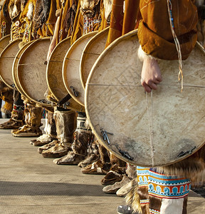 民族志民间种族的身着堪察加土著民族服饰的歌合奏表演身着堪察加土著民族服饰的歌舞表演背景