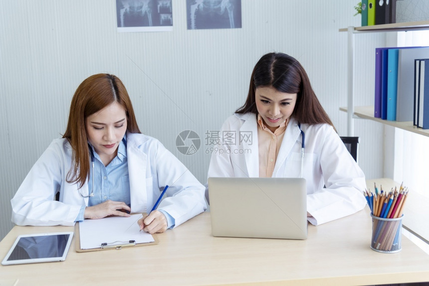 两名医生讨论患者病情图片