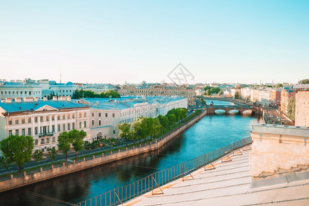 英石房屋从顶俯瞰圣彼得堡市河流和景点从屋顶俯瞰圣彼得堡市晴天图片