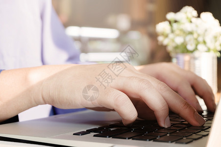 联系沟通女孩妇使用笔记本电脑上网搜索浏览信息在咖啡馆工作图片