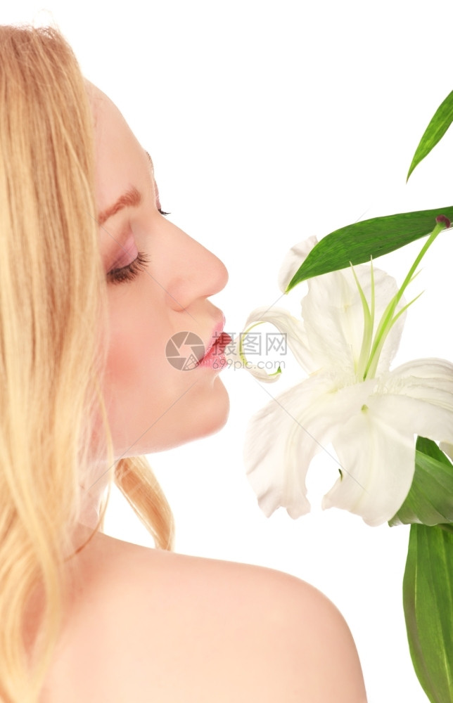 健康美丽的年轻女亲吻百合花近切的肖像福利自然图片