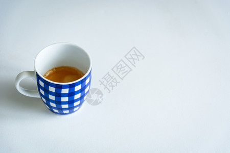 卡布奇诺一杯咖啡蓝色条纹与白背景隔绝的咖啡休息质地图片