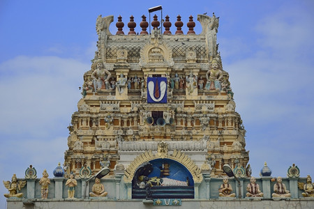 神祇仪式正面Tiruvallur的gopuramofVeeraraghavar寺的美丽雕塑背景