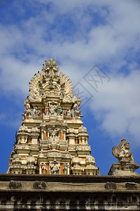 神祇女神华丽的害怕Tiruvallur的gopuramofVeeraraghavar寺的美丽雕塑背景